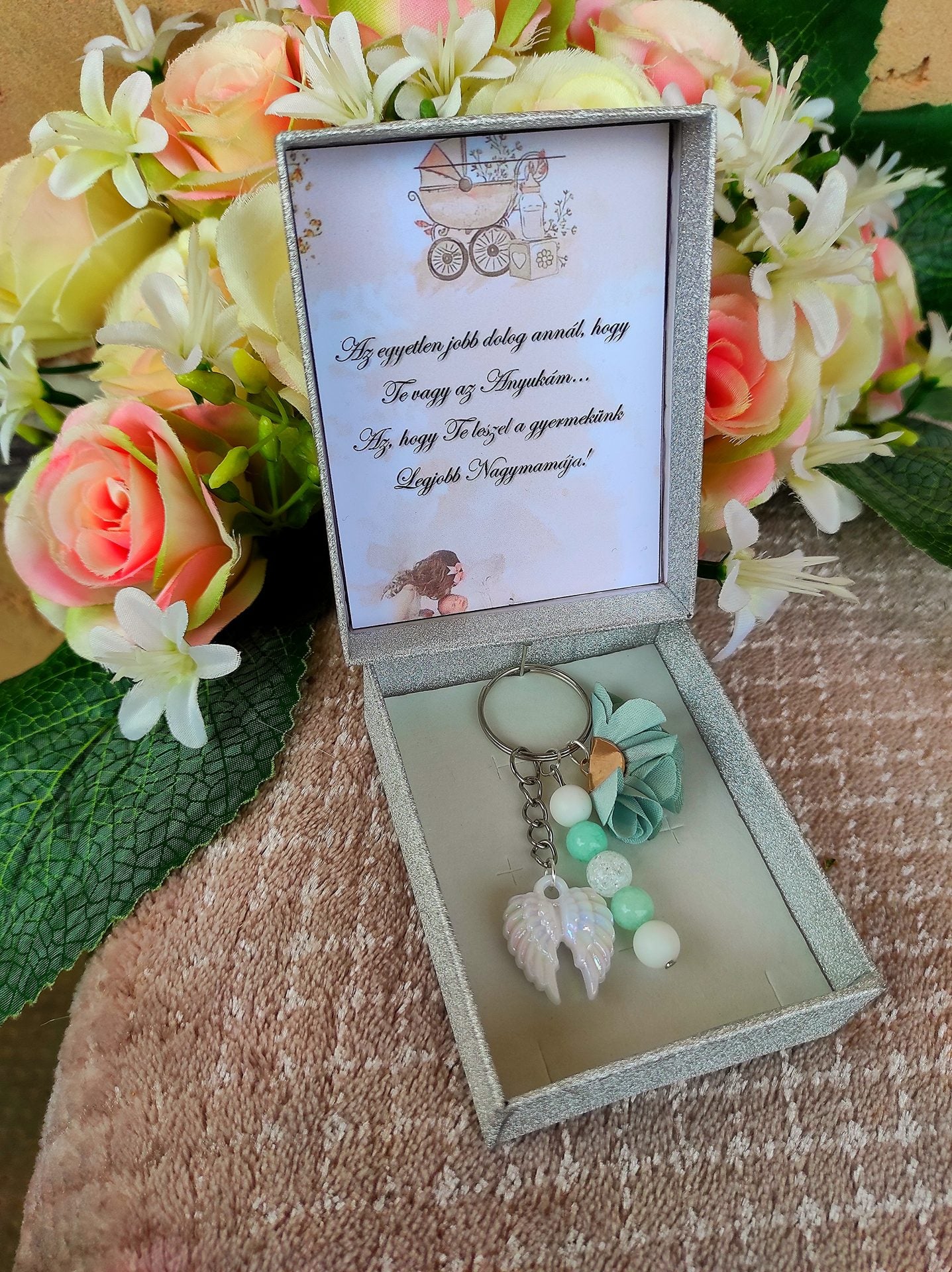 Bababejelentő nagymama angyal kulcstartó